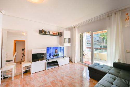 Beautiful 2 bedroom in Parque Loix 3 minutes walk to the beach