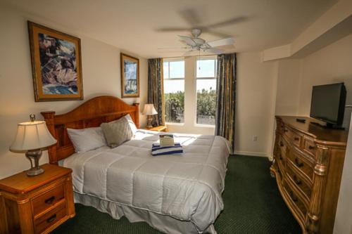 ein Schlafzimmer mit einem großen Bett und einem TV in der Unterkunft Lovers Key Resort 308 in Fort Myers Beach