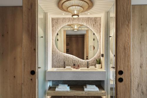 bagno con lavandino e specchio di W Costa Navarino a Pylos