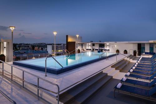 une piscine sur le toit d'un bâtiment dans l'établissement Residence Inn by Marriott Miami Beach South Beach, à Miami Beach