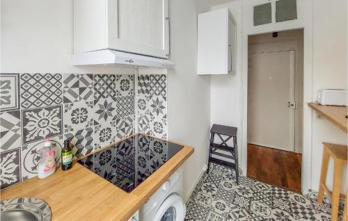 une cuisine avec un lave-linge et un sèche-linge sur le mur dans l'établissement Amazing Apartment In Épinay-Sur-Seine, à Épinay-sur-Seine