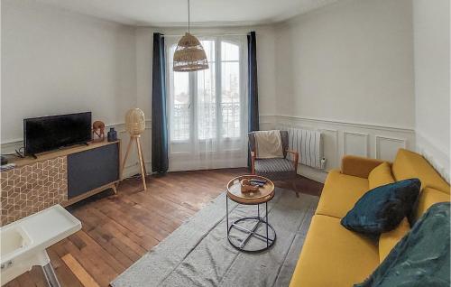 Μια τηλεόραση ή/και κέντρο ψυχαγωγίας στο Amazing Apartment In Épinay-Sur-Seine
