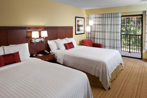 um quarto de hotel com duas camas e uma janela em Courtyard Texarkana em Texarkana