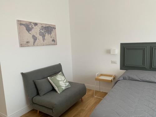 1 dormitorio con 1 cama, 1 sofá y un mapa en la pared en Magister Guest House en Pompei