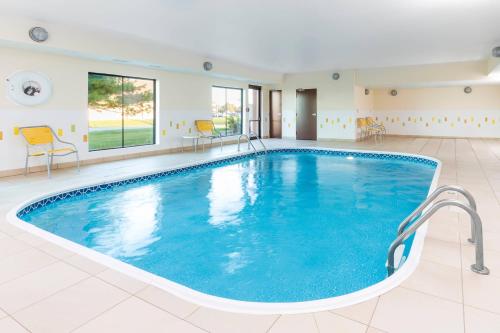 einen Pool in einem Hotelzimmer mit blauem Wasser in der Unterkunft Fairfield Inn & Suites by Marriott Galesburg in Galesburg