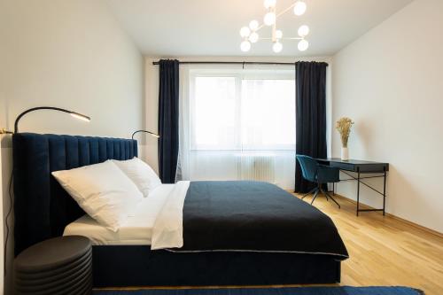 1 dormitorio con cama, ventana y escritorio en Bright stylish apartment in a top location, en Viena