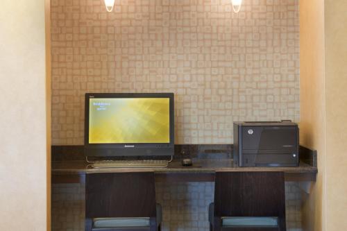 A television and/or entertainment centre at Residence Inn by Marriott Evansville East