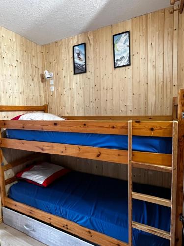 a bedroom with two bunk beds in a cabin at Ski Piau Engaly, plein sud avec vue sur les pistes à 50 m, cœur de station in Aragnouet
