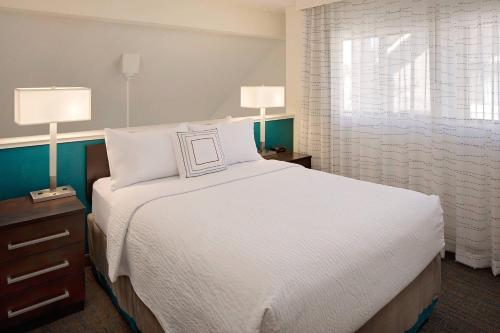 1 dormitorio con 1 cama blanca grande y 2 lámparas en Residence Inn Fremont Silicon Valley, en Fremont