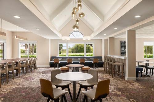 una sala de conferencias con mesas, sillas y ventanas en Residence Inn by Marriott Salinas Monterey en Salinas