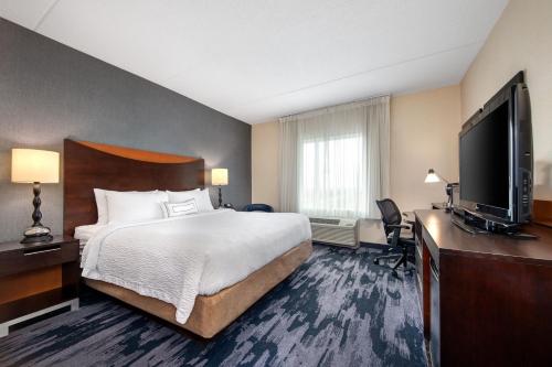 Televisyen dan/atau pusat hiburan di Fairfield Inn & Suites by Marriott Toronto Mississauga