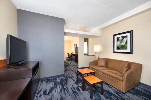 Televisyen dan/atau pusat hiburan di Fairfield Inn & Suites by Marriott Toronto Mississauga