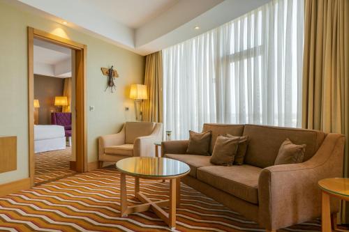 un soggiorno con un divano e un tavolo di Four Points by Sheraton Ikot Ekpene a Ikot Ekpene
