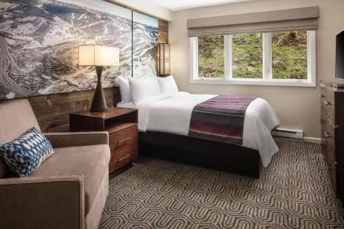 een hotelkamer met een bed en een bank bij Marriott's StreamSide Birch at Vail in Vail