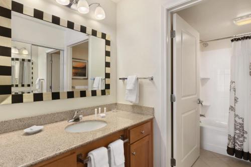 Kylpyhuone majoituspaikassa Residence Inn by Marriott Newport Middletown