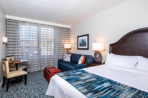 Katil atau katil-katil dalam bilik di Marriott's Timber Lodge