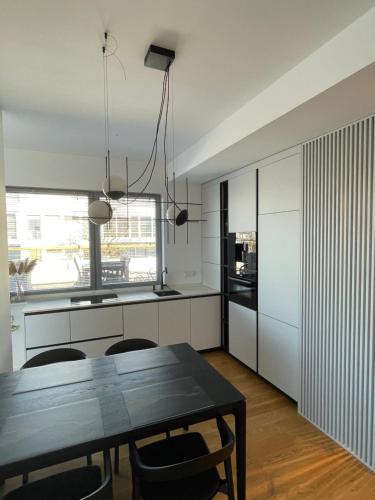 eine Küche mit einem Tisch und einem Esszimmer in der Unterkunft Rannakivi Penthouse in Pärnu
