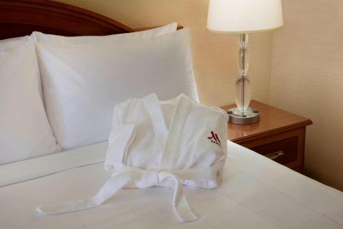 Un ou plusieurs lits dans un hébergement de l'établissement Toronto Airport Marriott Hotel