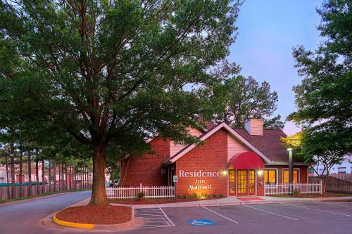 um edifício de tijolos vermelhos com uma árvore em frente em Residence Inn Richmond West End em Richmond