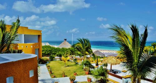 Un resort con vista a la playa y al océano. en Arrecifes Suites, en Puerto Morelos