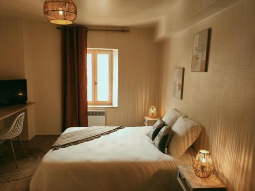 une chambre d'hôtel avec un lit et une fenêtre dans l'établissement L'Abri - Focalimmo (centre Foix), à Foix