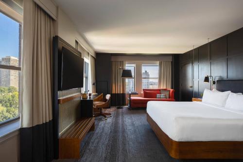 フィラデルフィアにあるRenaissance Philadelphia Downtown Hotelのベッド1台、薄型テレビが備わるホテルルームです。