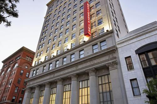 un grand bâtiment avec un panneau rouge en haut dans l'établissement Residence Inn Columbus Downtown, à Columbus
