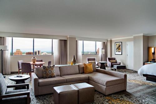 聖安東尼奧的住宿－聖安東尼奧萬豪河濱酒店，酒店客房设有一张沙发和一张床