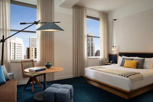 um quarto com uma cama, uma secretária e janelas em Emery Hotel, Autograph Collection em Minneapolis
