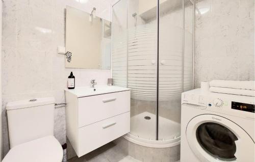 bagno bianco con servizi igienici e lavandino di Gorgeous Apartment In Les Pavillons-sous-boi With Wifi a Les Pavillons-sous-Bois