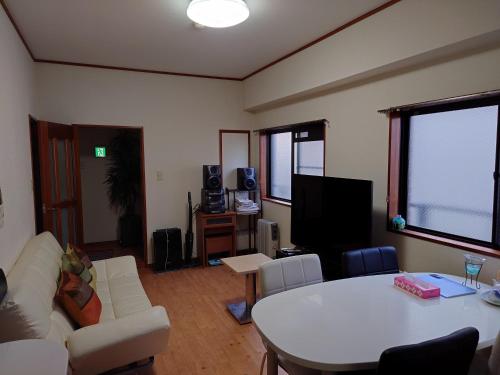 a living room with a white couch and a table at 39.51LDK京都市内中心部四条烏丸.5 in Kyoto