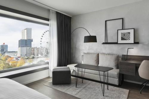 ein Hotelzimmer mit einem Bett, einem Schreibtisch und einem Fenster in der Unterkunft Residence Inn by Marriott Munich Ostbahnhof in München