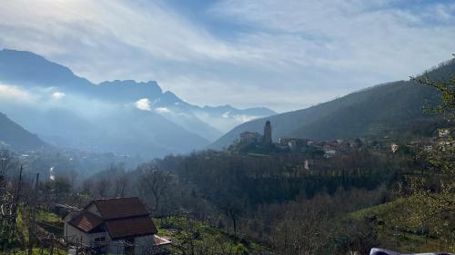 Blick auf ein Tal mit Stadt und Bergen in der Unterkunft Montemar in Polvica