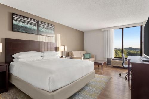 Tempat tidur dalam kamar di Delta Hotels by Marriott Bristol