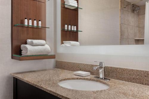 La salle de bains est pourvue d'un lavabo et d'un miroir. dans l'établissement Delta Hotels by Marriott Bristol, à Bristol