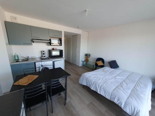 Kuchyňa alebo kuchynka v ubytovaní appartement remblai saint hilaire de riez