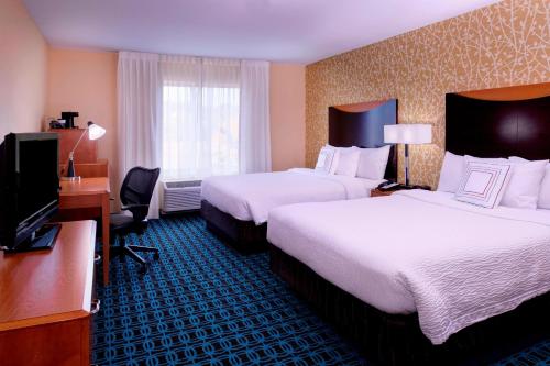Habitación de hotel con 2 camas y TV en Fairfield Inn and Suites New Buffalo, en New Buffalo