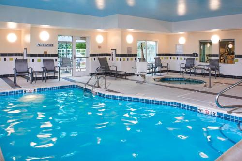 una piscina con sillas y sillas en un hotel en Fairfield Inn and Suites New Buffalo, en New Buffalo