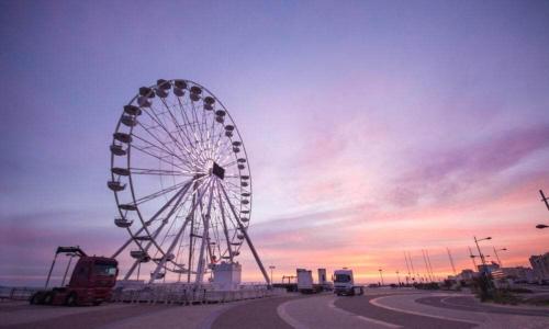 une grande roue sur une route avec un coucher de soleil dans l'établissement Saint jean de monts Studio plein de charme, à Saint-Jean-de-Monts