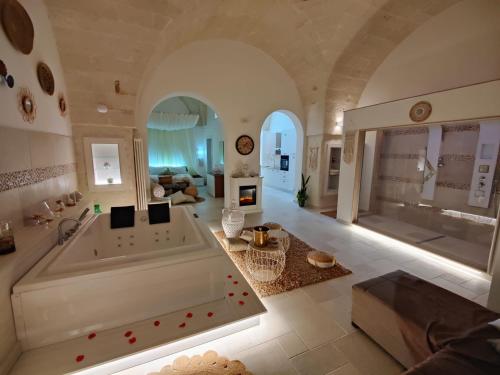 un ampio bagno con una grande vasca in una stanza di Core a Core Suite a Lizzano