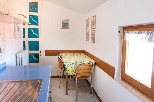 eine Küche mit einem Tisch und einem Stuhl in der Unterkunft N164 - Numana, bilocale con meravigliosa vista mare in Numana
