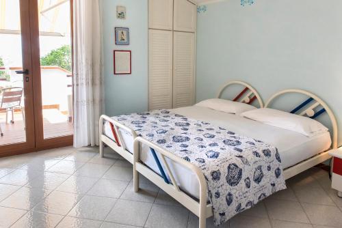 ein Schlafzimmer mit einem Bett in einem Zimmer in der Unterkunft N164 - Numana, bilocale con meravigliosa vista mare in Numana