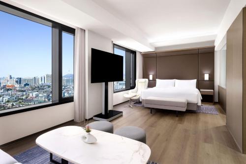 ein Hotelzimmer mit einem Bett und einem Flachbild-TV in der Unterkunft AC Hotel by Marriott Seoul Gangnam in Seoul