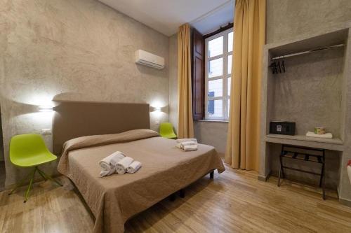 Postel nebo postele na pokoji v ubytování GreRos H. Rooms Napoli Centro by Clapa Group Dislocated Hospitality