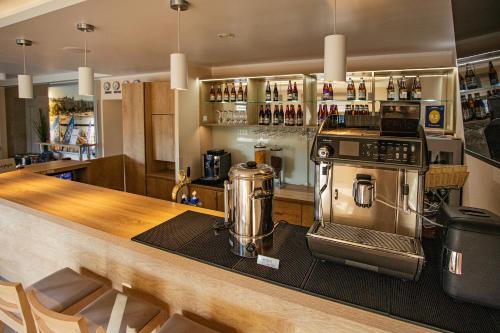 een keuken met een aanrecht met een fornuis en een bar bij Villa Cannes in Jastarnia