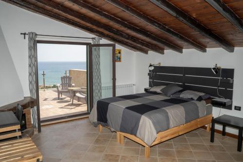 een slaapkamer met een bed en uitzicht op de oceaan bij LALA SALAMA in San Leone