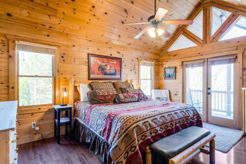 ein Schlafzimmer mit einem Bett und einem Deckenventilator in der Unterkunft Blue Ridge Bear Bungalow in Blue Ridge