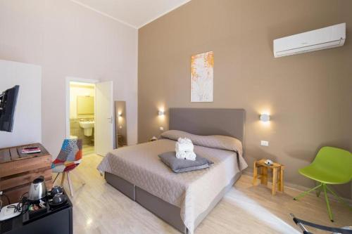 TV a/nebo společenská místnost v ubytování GreRos H. Rooms Napoli Centro by Clapa Group Dislocated Hospitality
