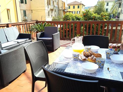 un tavolo con un piatto di cibo su un patio di La Casa di Ele, parcheggio privato gratuito a La Spezia