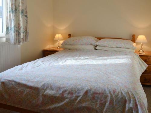 1 dormitorio con 1 cama grande y 2 mesitas de noche en Stable Cottage 3 - Ukc3742, en Bawdeswell